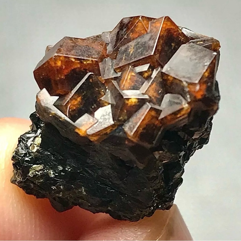 17 Carats Beautiful Garnet Crystals Specimens from Pakistan - Picture 9 of 11